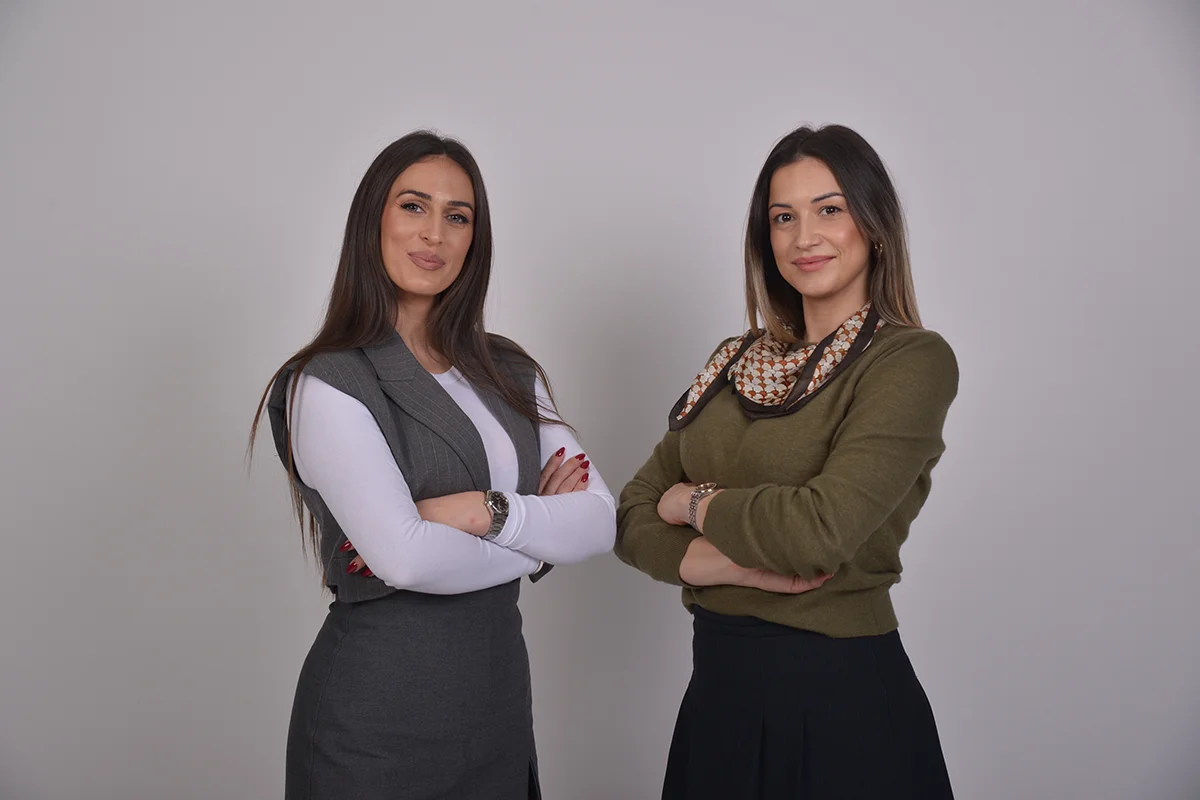 O nama 8 marija i natasa osnivaci obucikofer firme fotografija